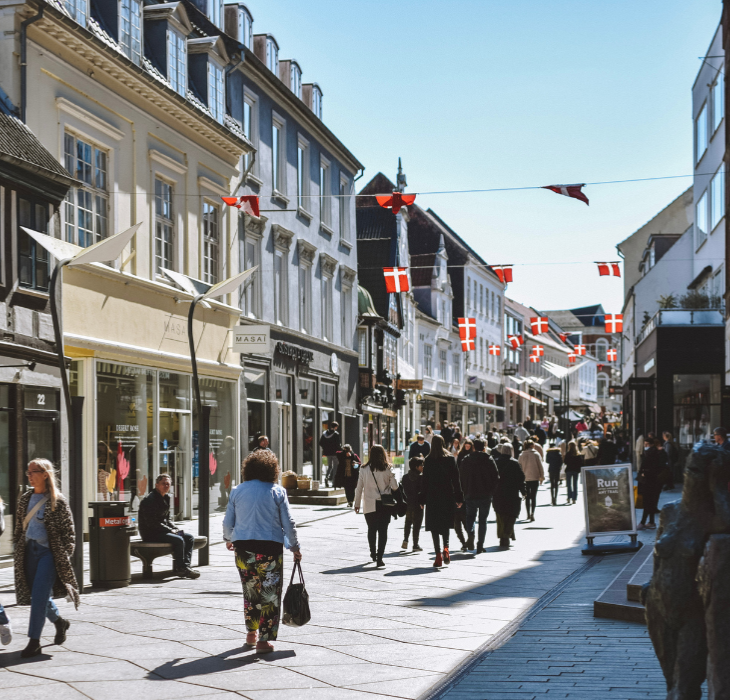Ein schöner Tag in der Vejle Fußgängerzone im Sonnenschein