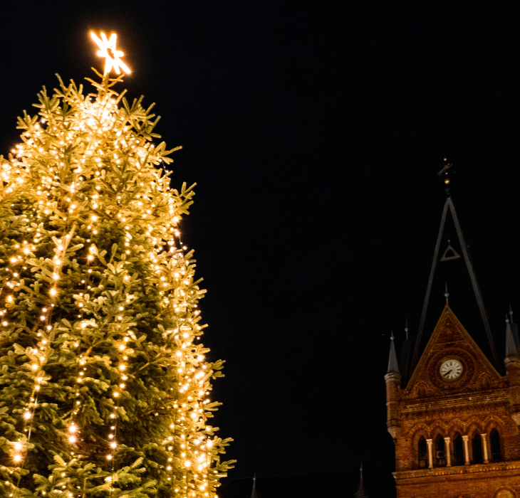 Lichter am Weihnachtsbaum auf dem Rådhusplatz in Vejle